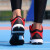 XTEPバーツの靴の男性の靴のスポツ春の夏の新型の空気を通过するスポポンカーの靴の高さは学生公式の旗の暗赤色の42を手にして伝えます。